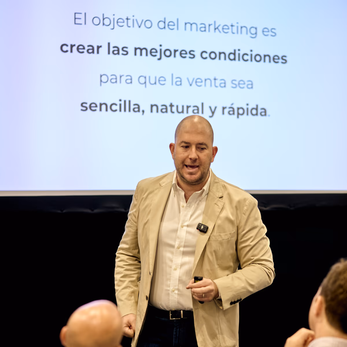 Daniele Palumbo durante una ponencia; detrás, la frase: el objetivo del marketing es crear las mejores condiciones para que la venta sea sencilla, natural y rápida