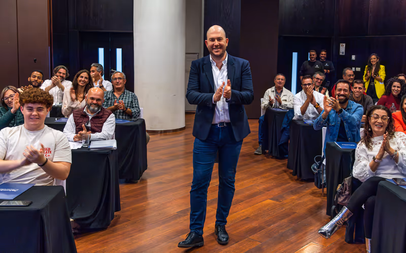Daniele Palumbo recibe el aplauso de los asistentes al evento Ventas sin límites